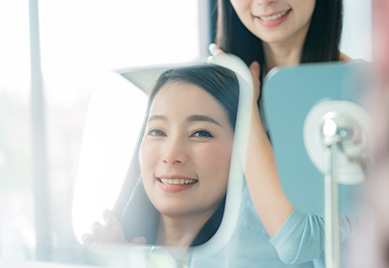 画面を見ながら治療計画を相談している様子