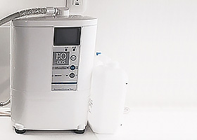 酸化電位水の生成器と白いタンク