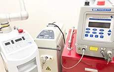 診療室に置かれた歯科用レーザーの機器
