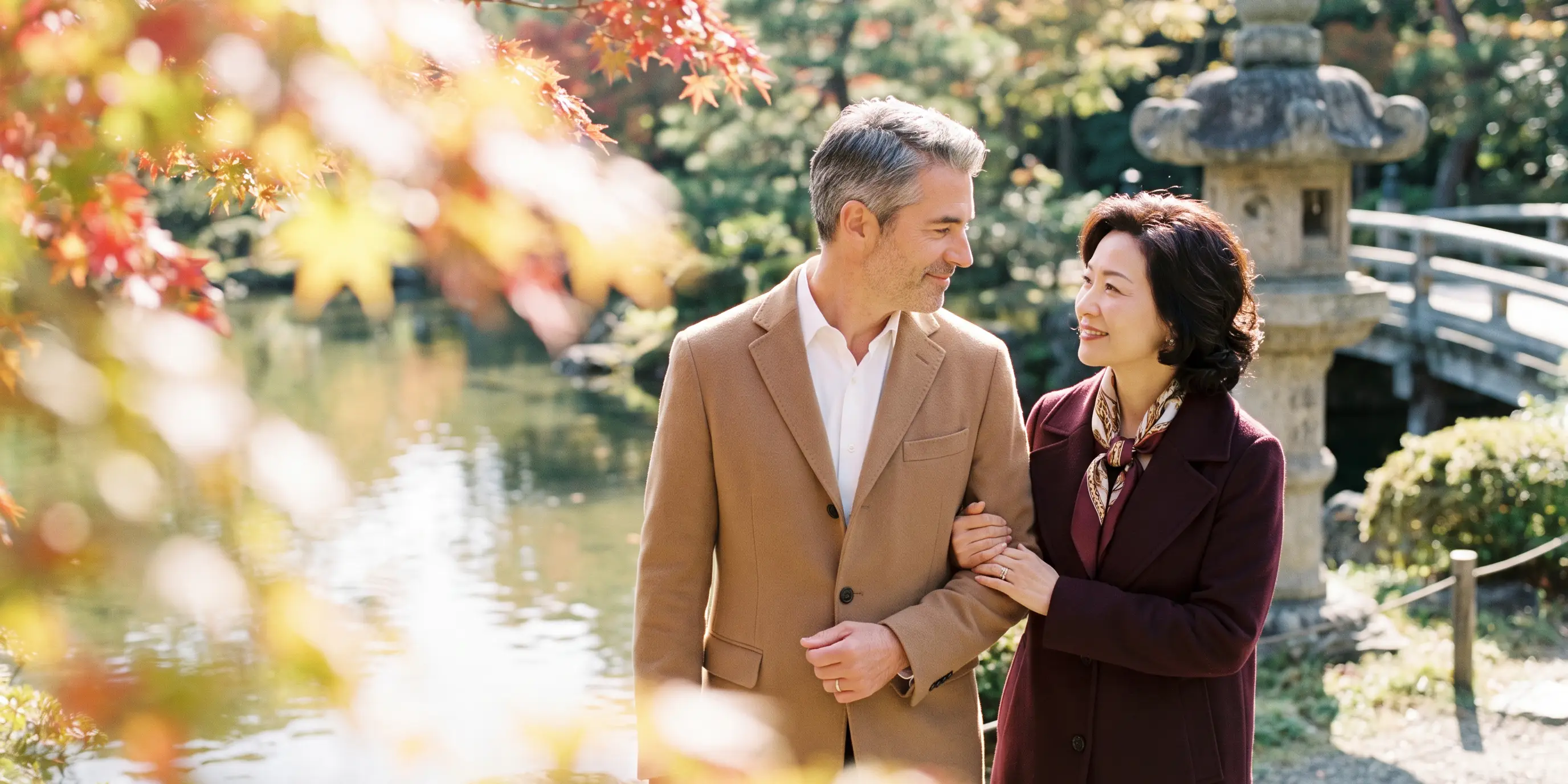 紅葉の日本庭園を散歩する夫婦