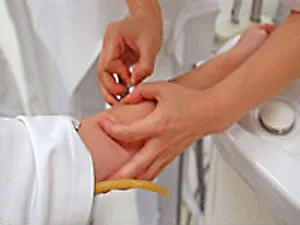 腕に点滴の針を入れているところ。指には生体モニターのクリップをつける