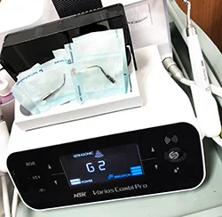 歯のクリーニングに使う、チップを付け替える専用の機器